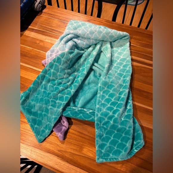 Mermaid Tail Blanket So cute and so soft! - Picture 2 of 4
